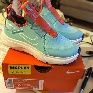 NWTB girls Nike sneakers